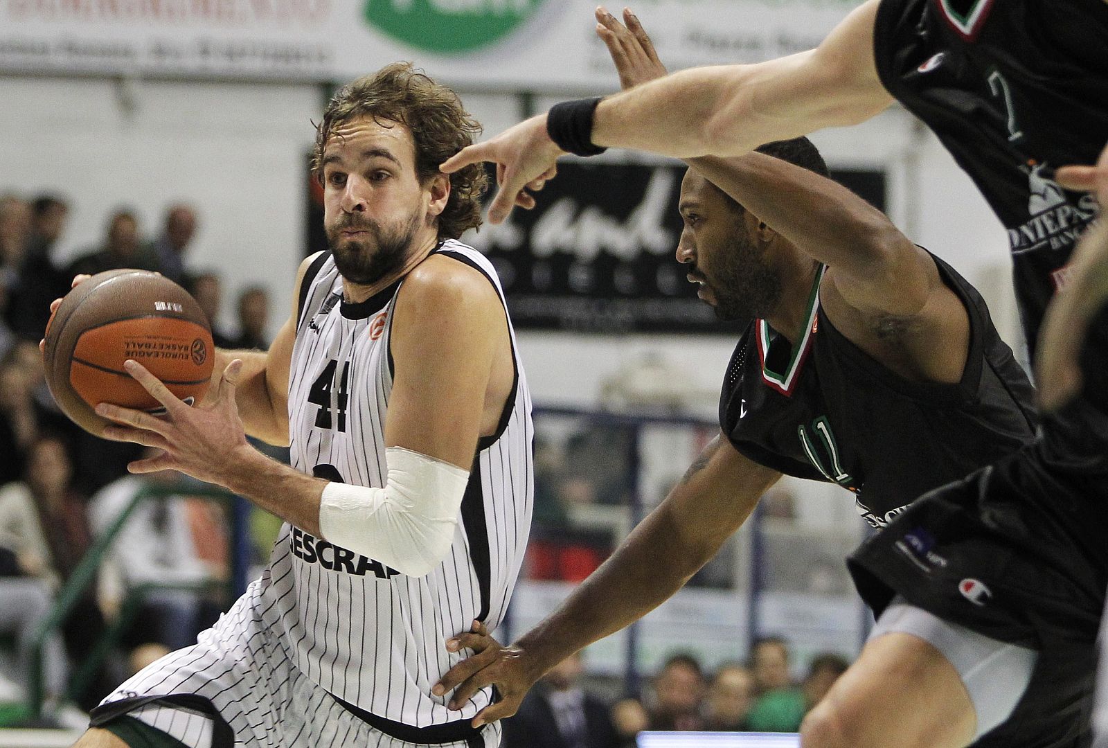 Grimau corre con el balón ante el jugador del Siena Marvis Thornton