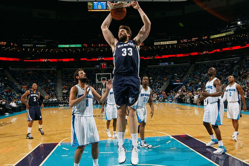 Marc Gasol, de los Memphis Grizzlies, machaca ante la presencia de Marco Belinelli, de los New Orleans Hornets.