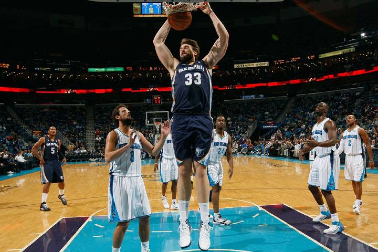 Marc Gasol, de los Memphis Grizzlies, machaca ante la presencia de Marco Belinelli, de los New Orleans Hornets.