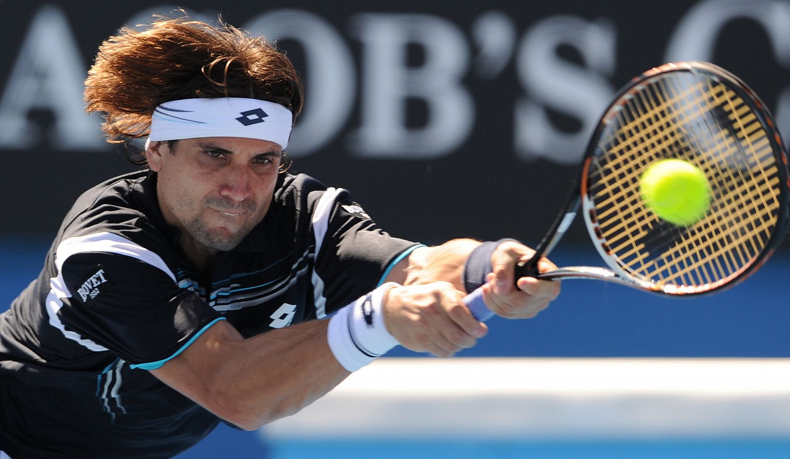 David Ferrer devuelve la bola ante Ryan Sweeting en la tercera ronda del Open de Australia 2012.