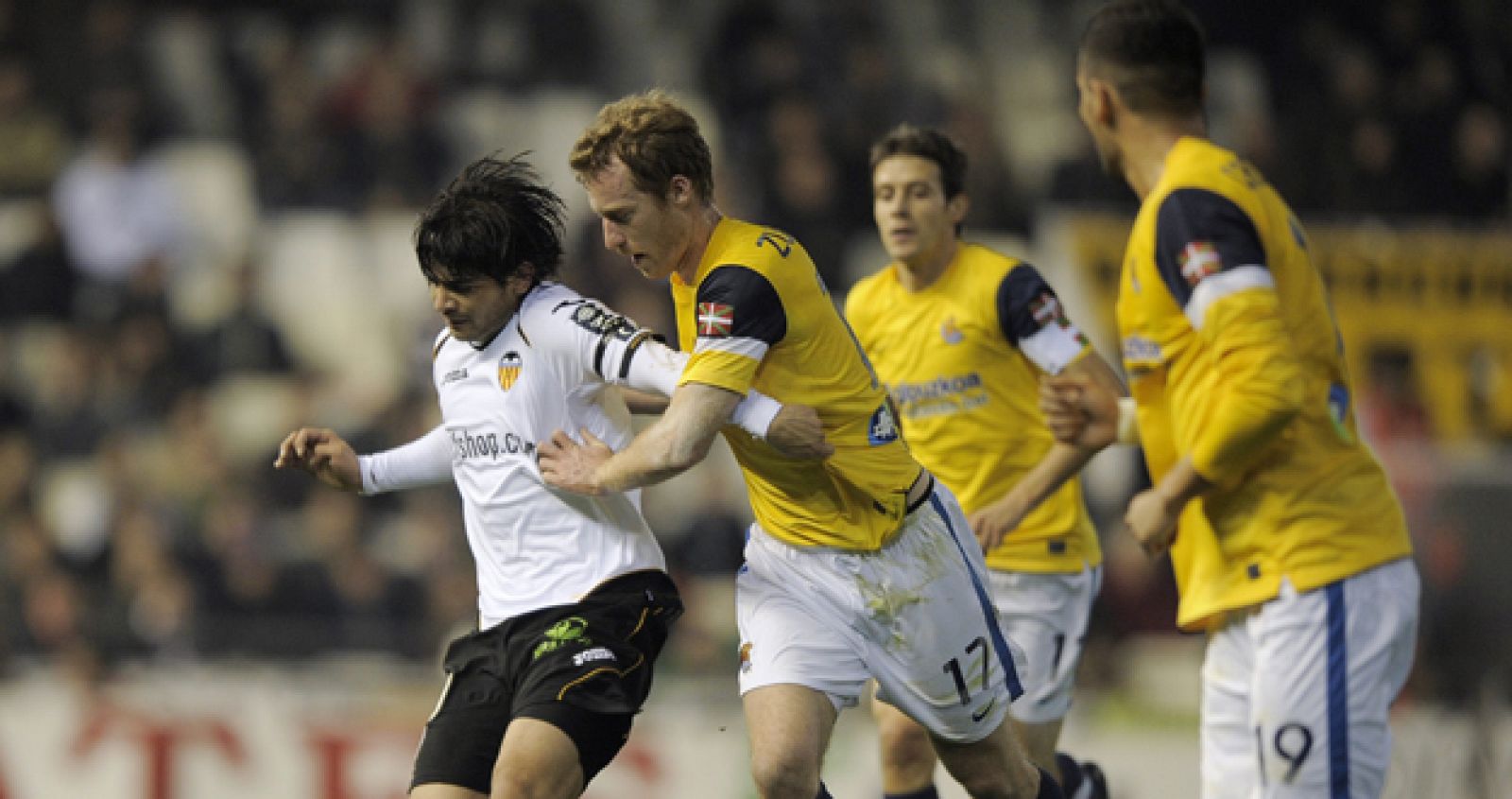 Ever Banega protege el balón durante un partido de Liga ante la Real Sociedad.