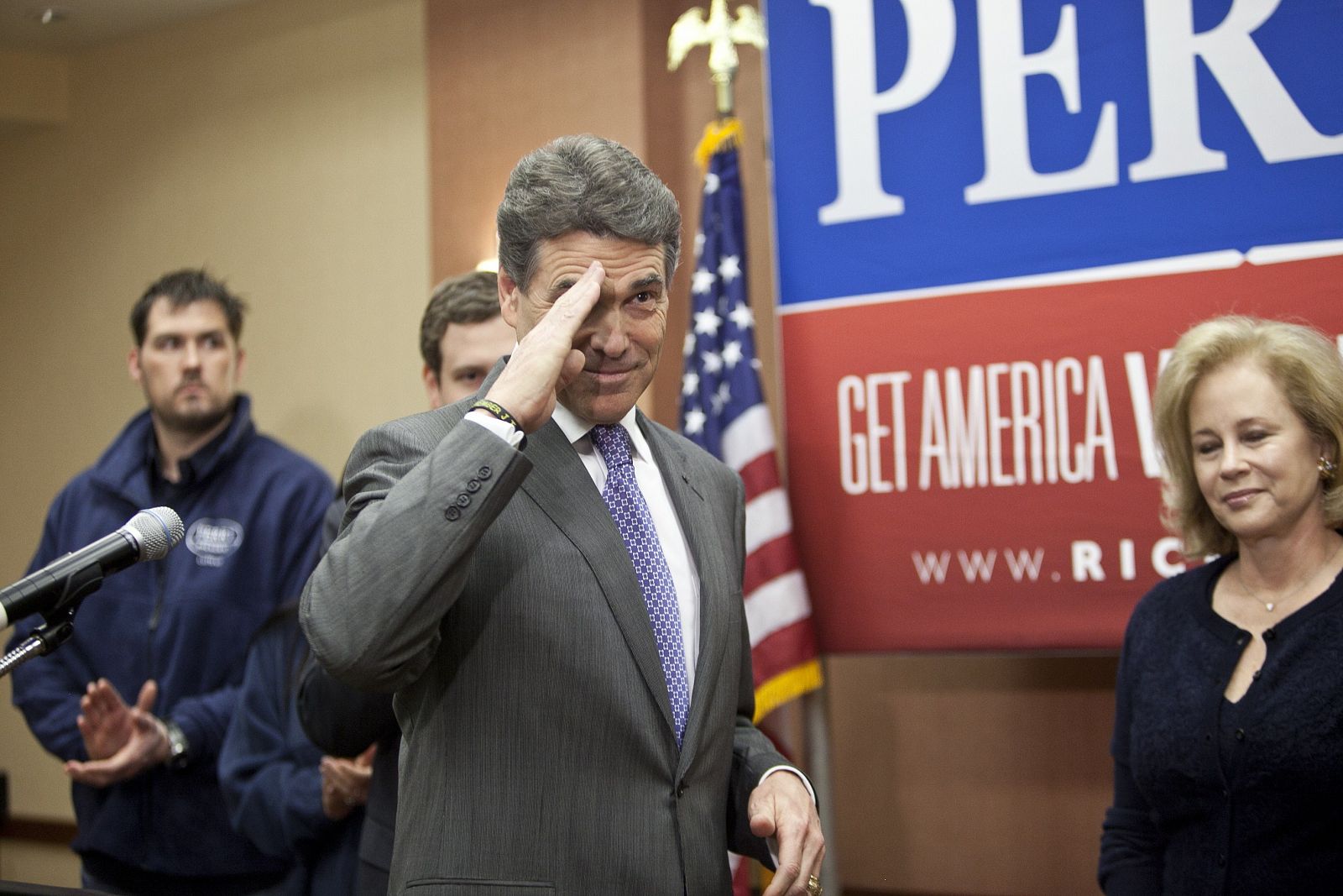 Perry, al anunciar la retirada de su candidatura en Charleston, Carolina del Sur.