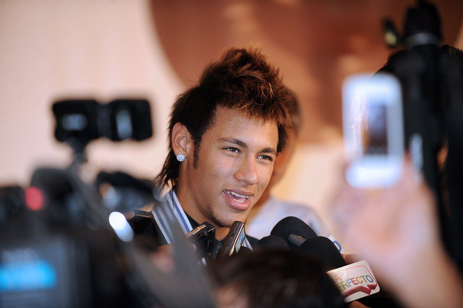 Neymar atiende a la prensa