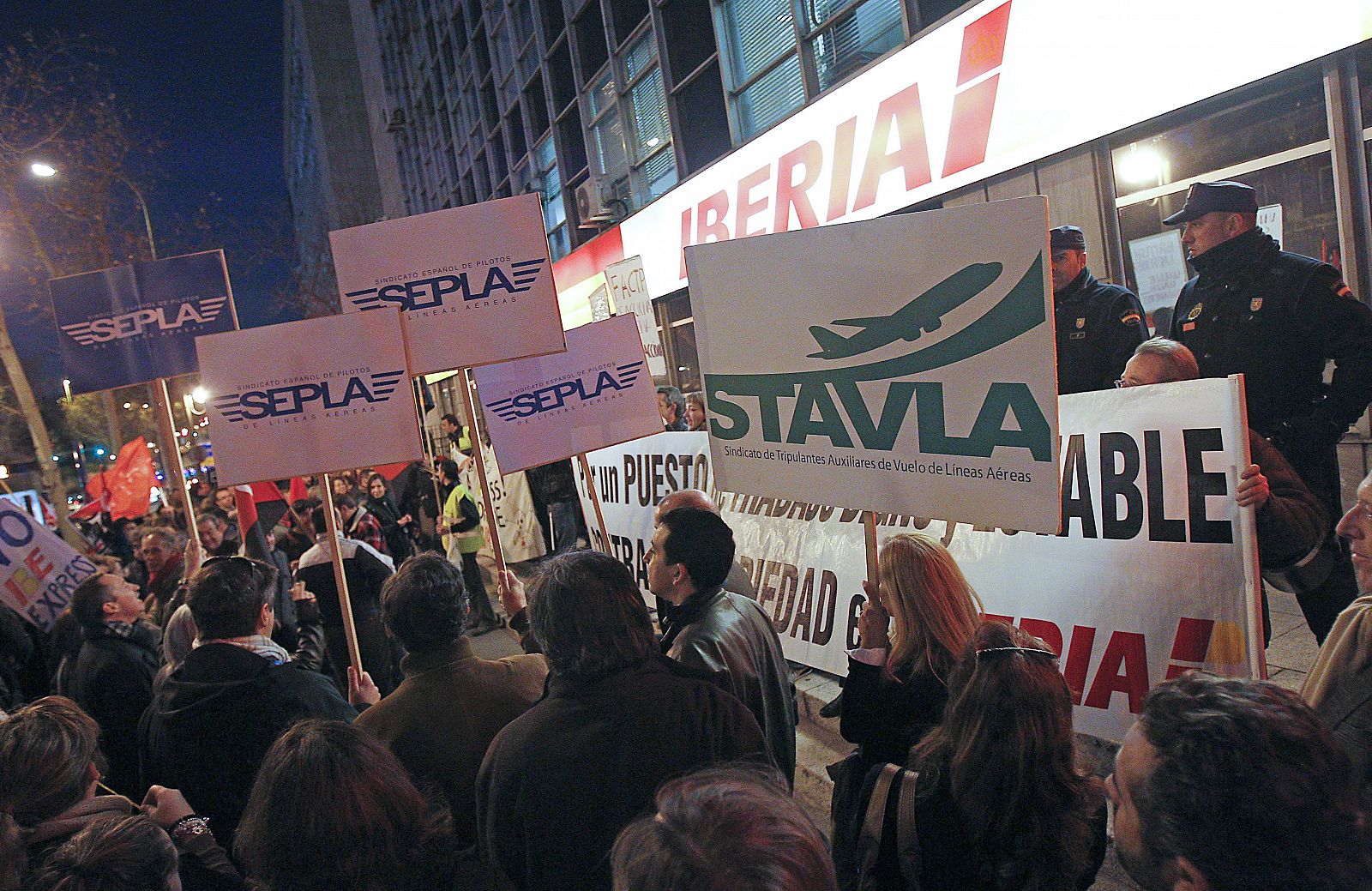 TRABAJADORES DE IBERIA PROTESTAN CONTRA EL PLAN DE REDUCCIÓN DE GASTOS