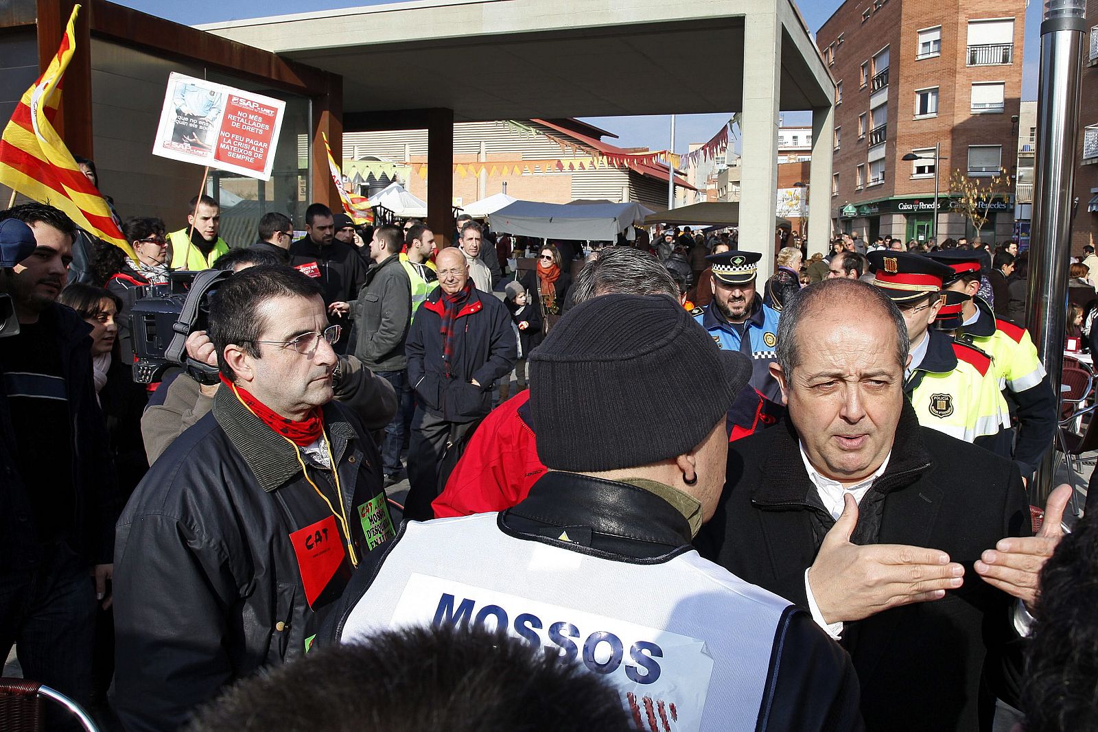 Los Mossos se han manifestado por los recortes salariales previstos por la Generalitat.