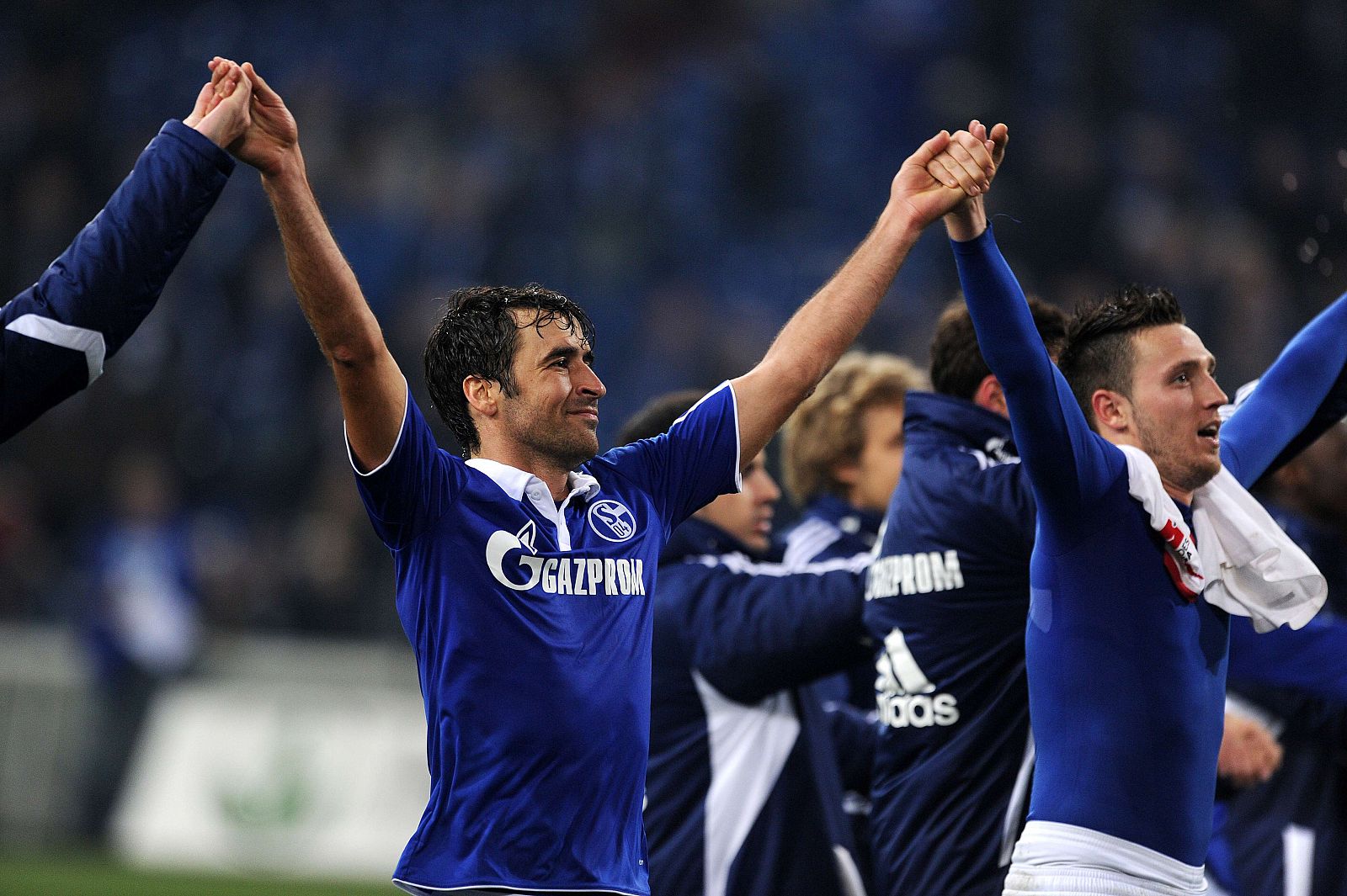 Raúl celebra con sus compañeros la importante victoria lograda ante el Stuttgart.