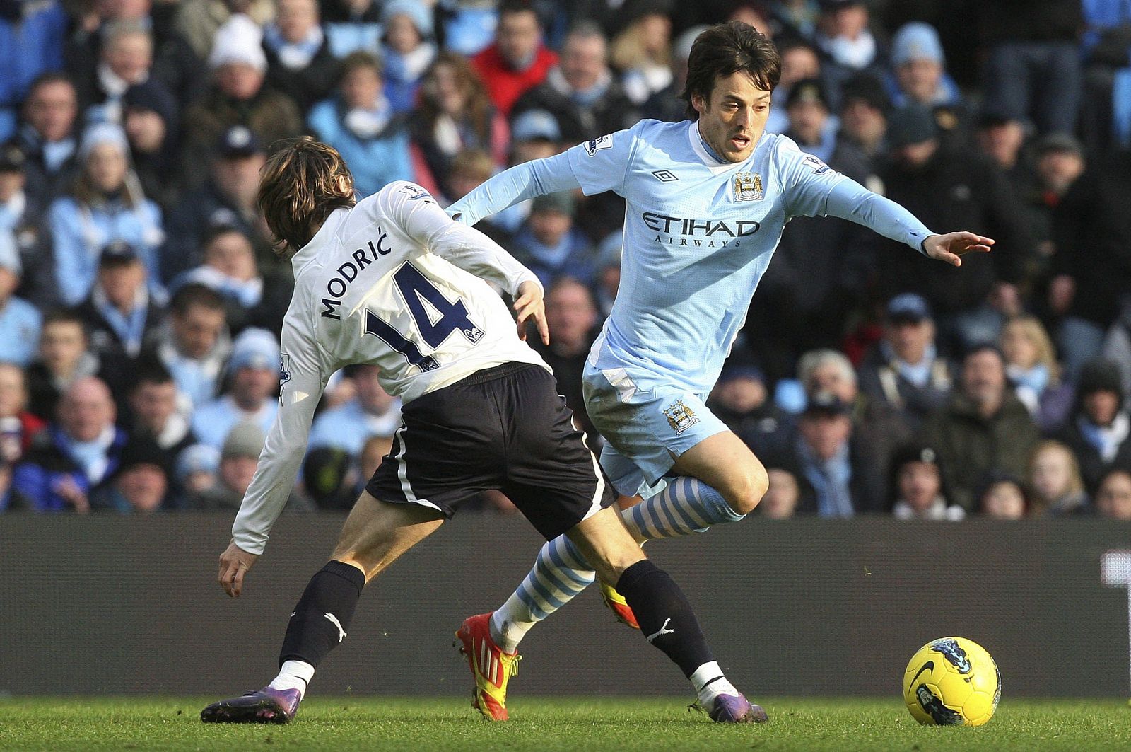 El delantero español del Mánchester City David Silva es derribado por Luca Modric, del Tottenham.