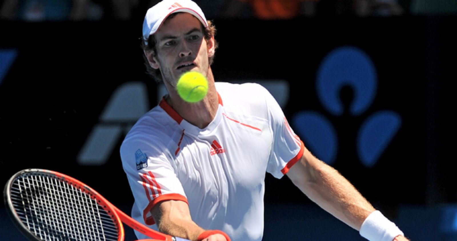 El jugador británico, Andy Murray, golpea la bola ante su rival en el Open de Australia, Mikhail Kukushkin.