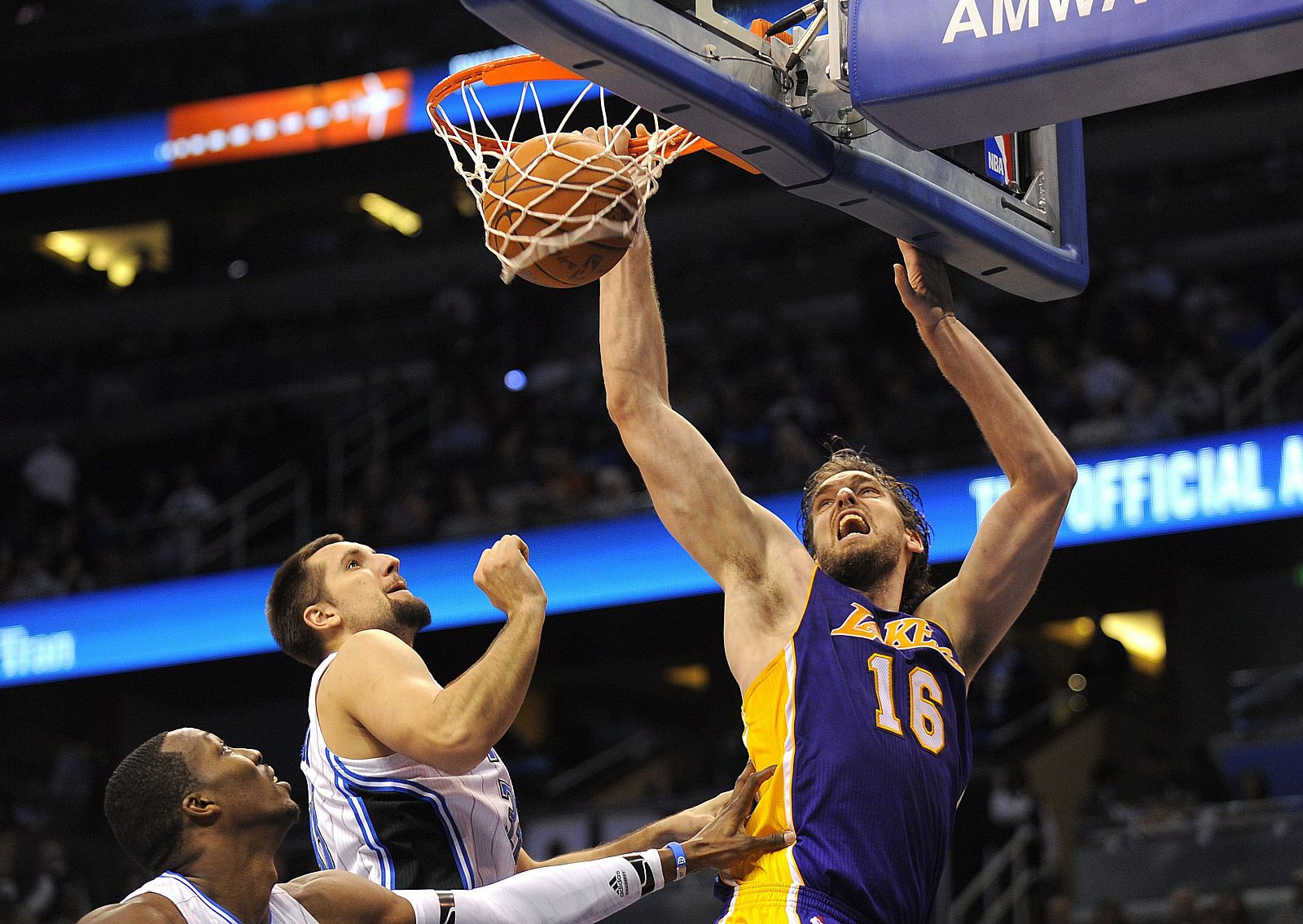 El español Pau Gasol (dcha) de los Lakers de Los Angeles salta para encestar.