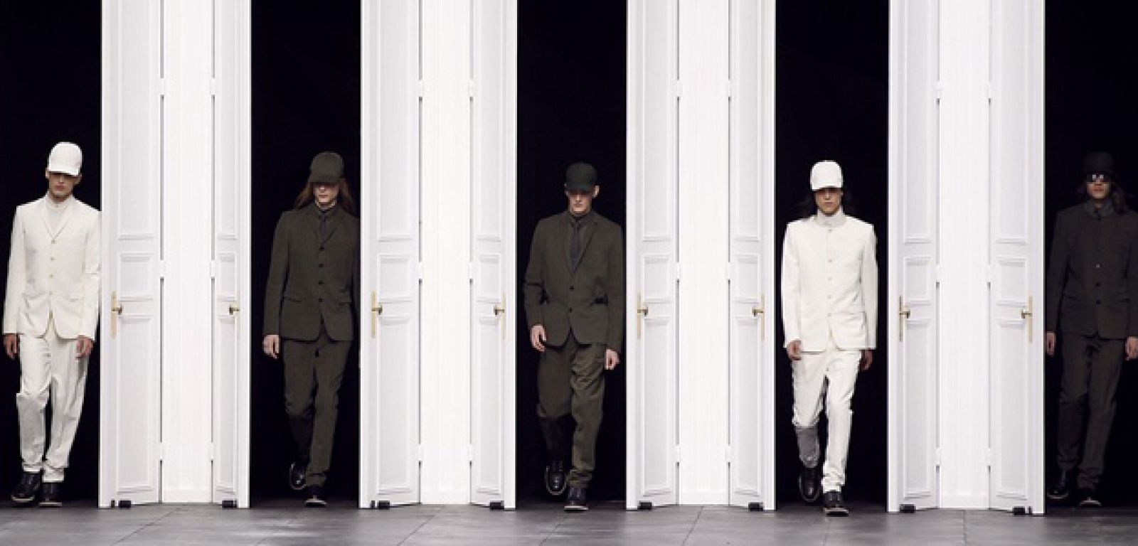 Carrusel final en el desfile de Dior con la colección de Kris Van Assche para el próximo invierno.