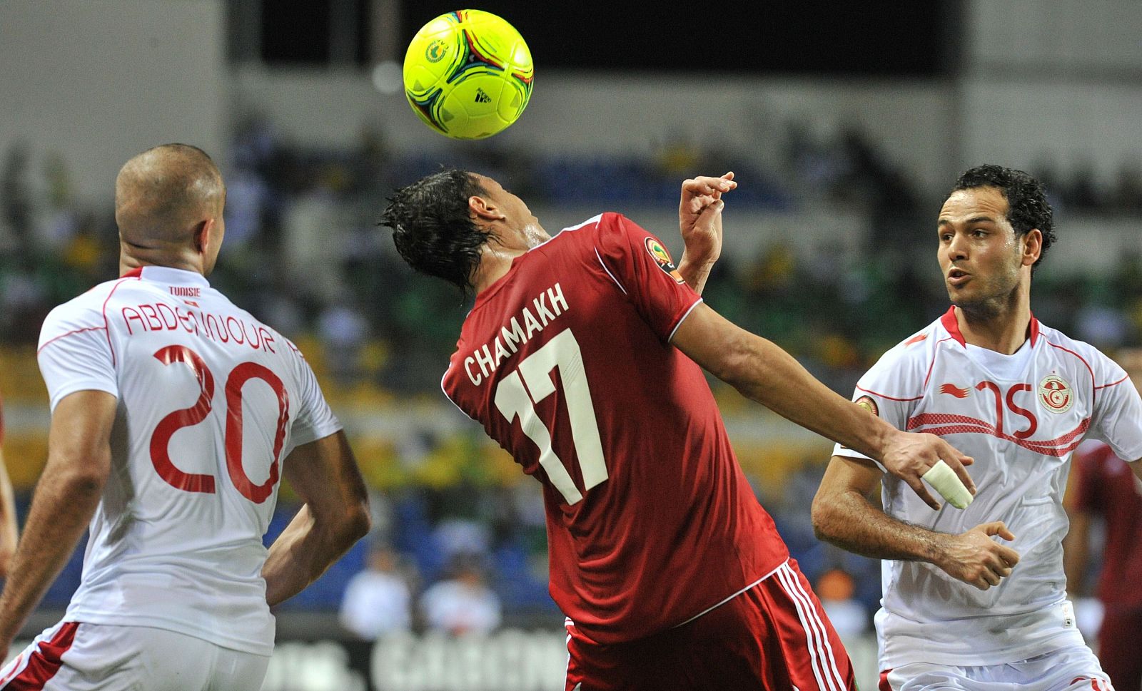 El marroquí Chamakh lucha con los tunecinos Dhaouadi y Abdennour.