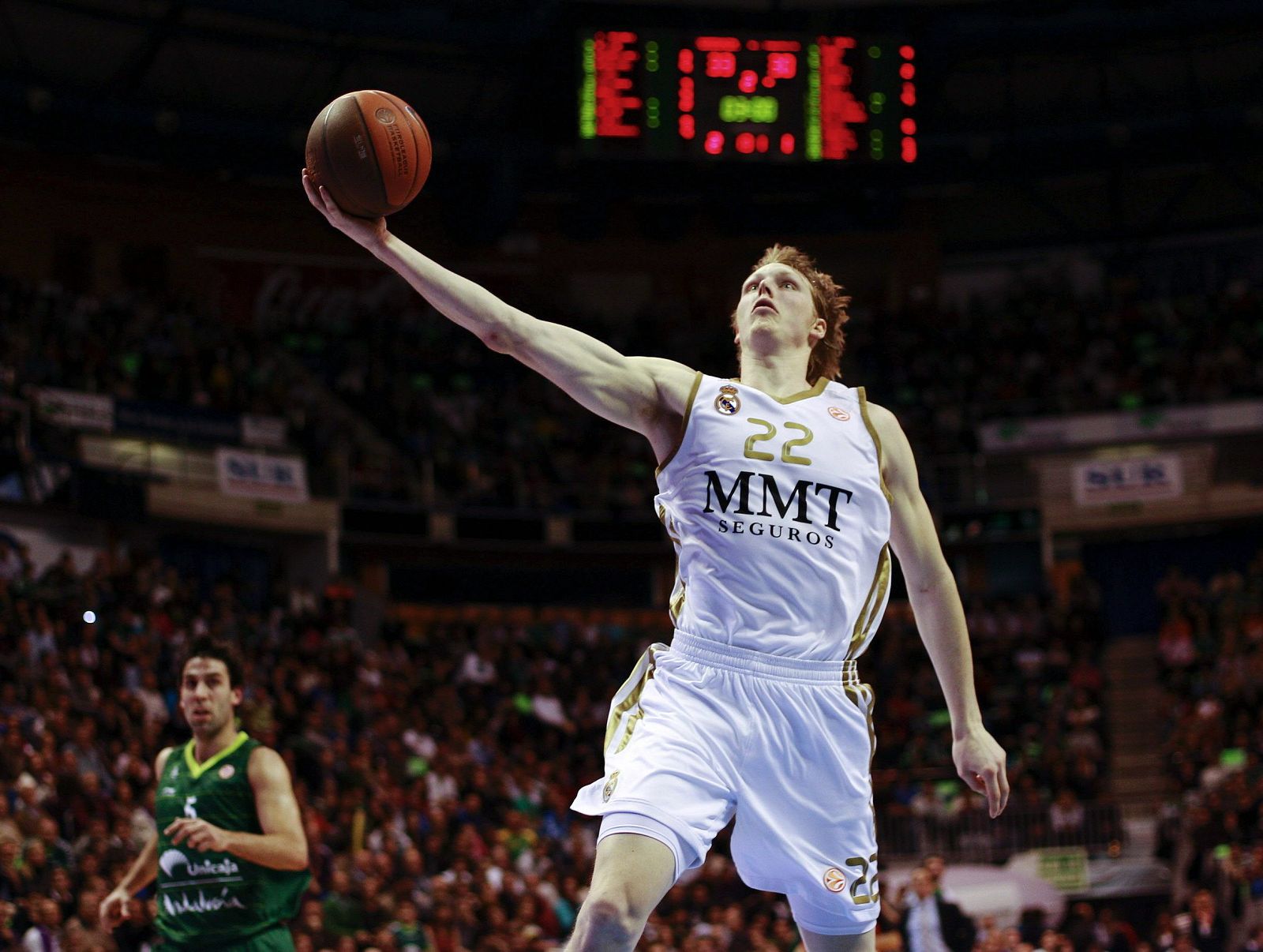 El alero estadounidense del Real Madrid Kyle Singler entra a canasta.