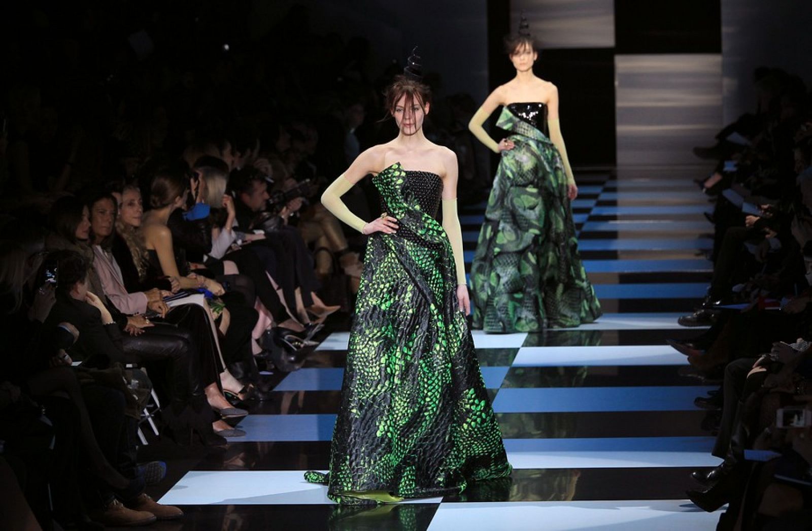 Vestidos asimétricos con cuerpo en color negro y envoltura con estampado reptil de la colección de alta costura de Armani Privé.