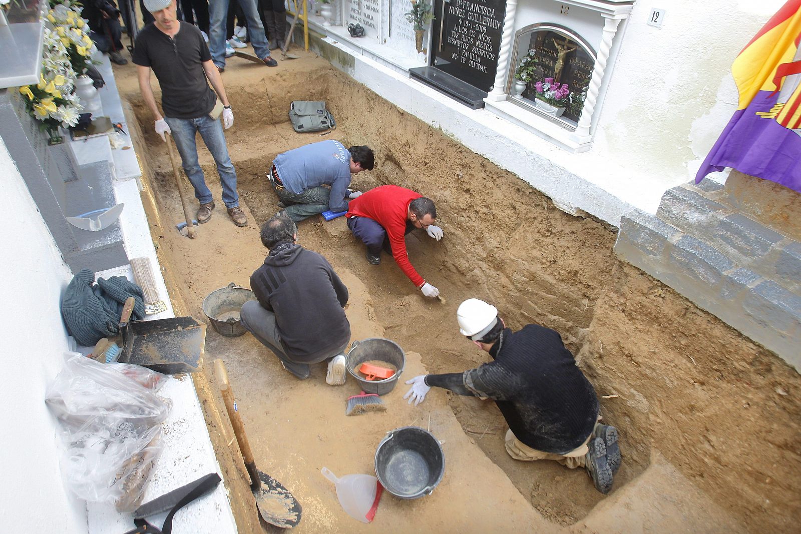 LOCALIZAN LOS PRIMEROS HUESOS DE LAS "17 ROSAS", ASESINADAS HACE 74 AÑOS