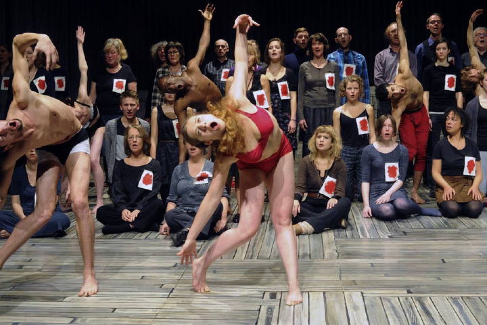 ESCENA DEL ESPECTÁCULO "C (H)OEURS", DEL ESCENÓGRAFO ALAIN PLATEL, QUE SE ESTRENARÁ EN MARZO EN EL TEATRO REAL DE MADRID