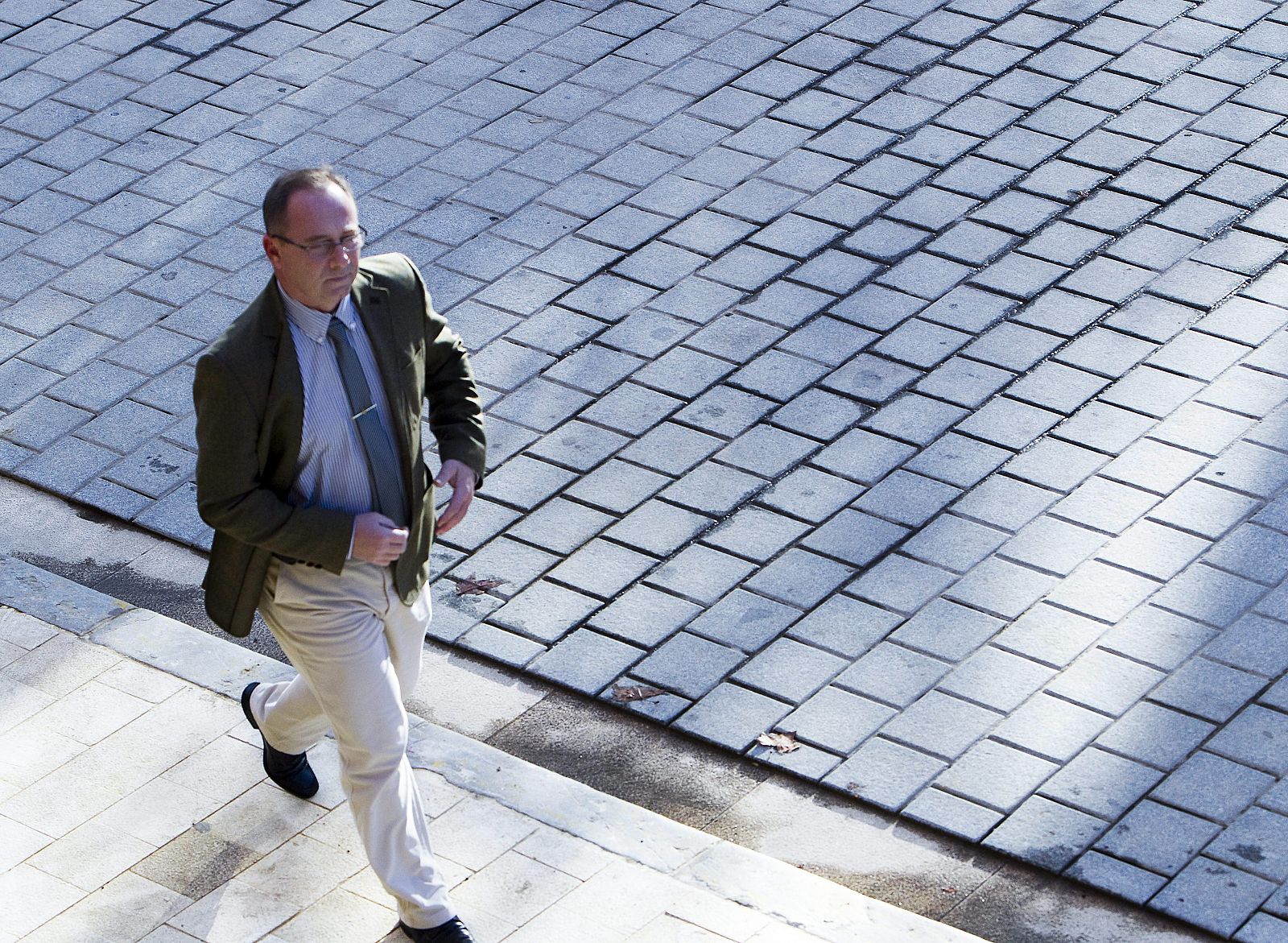 El padre de Marta del Castillo, Antonio, llega a la sede de la delegación del Gobierno en Sevilla.