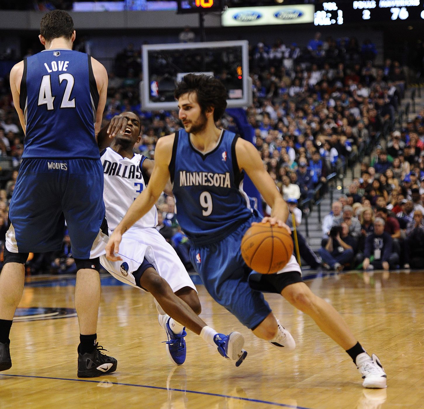 El jugador de los Mavericks Rodrigue Beaubois (c) disputa el balón con Ricky Rubio (d) de los Timberwolves.