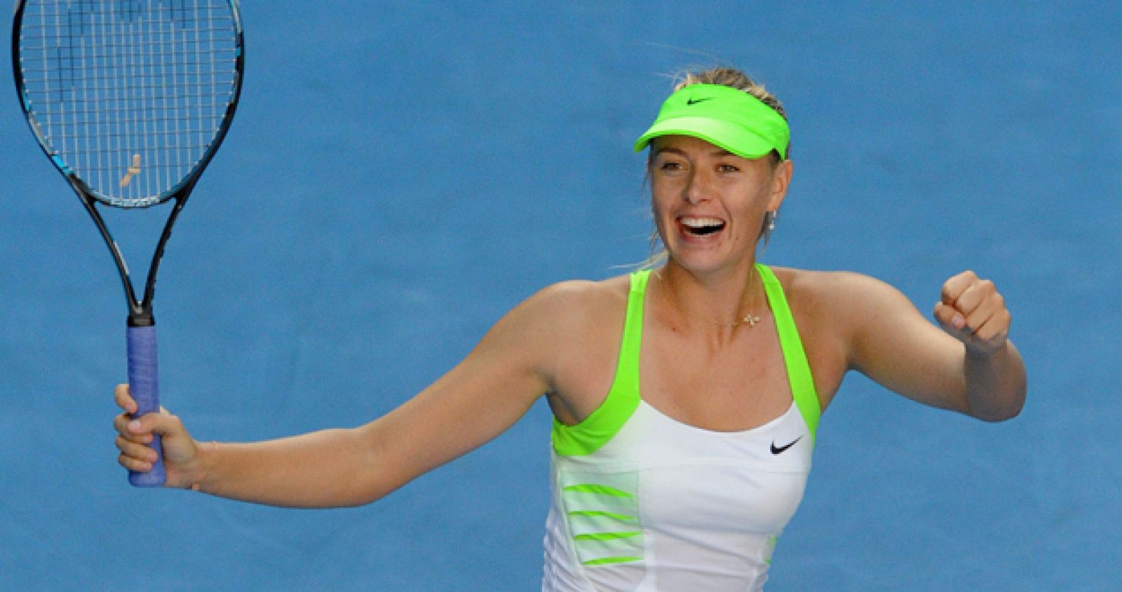 La tenista rusa, María Sharapova celebra el triunfo ante la checa Petra Kvitova en el Abierto de Australia.