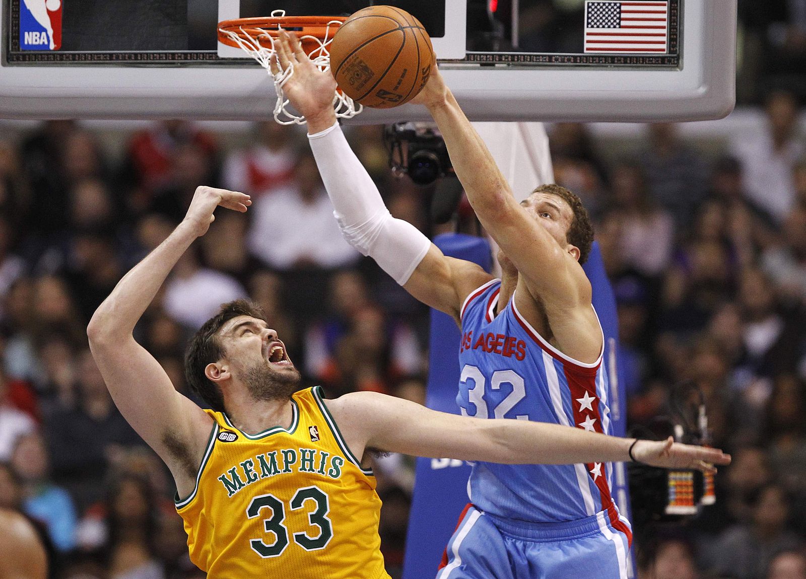 Blake Griffin, de Los Angeles Clippers, ante Marc Gasol, de los Memphis Grizzlies.