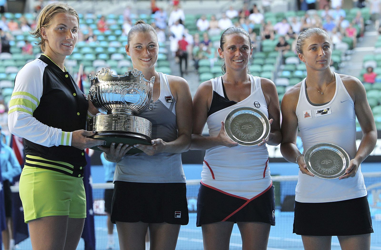 Las rusas Svetlana Kuznetsova (i) y Vera Zvonareva (2-i) posan con su trofeo tras ganar la final femenina de dobles del Abierto de Australia disputada contra las italianas Sara Errani (2-d) y Roberta Vinci.