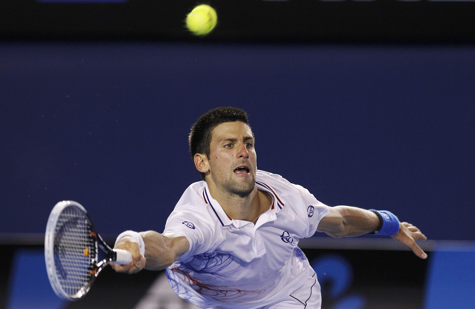 Novak Djokovic se estira para llegar a una bola de Murray durante la semifinal del Open de Australia 2012.