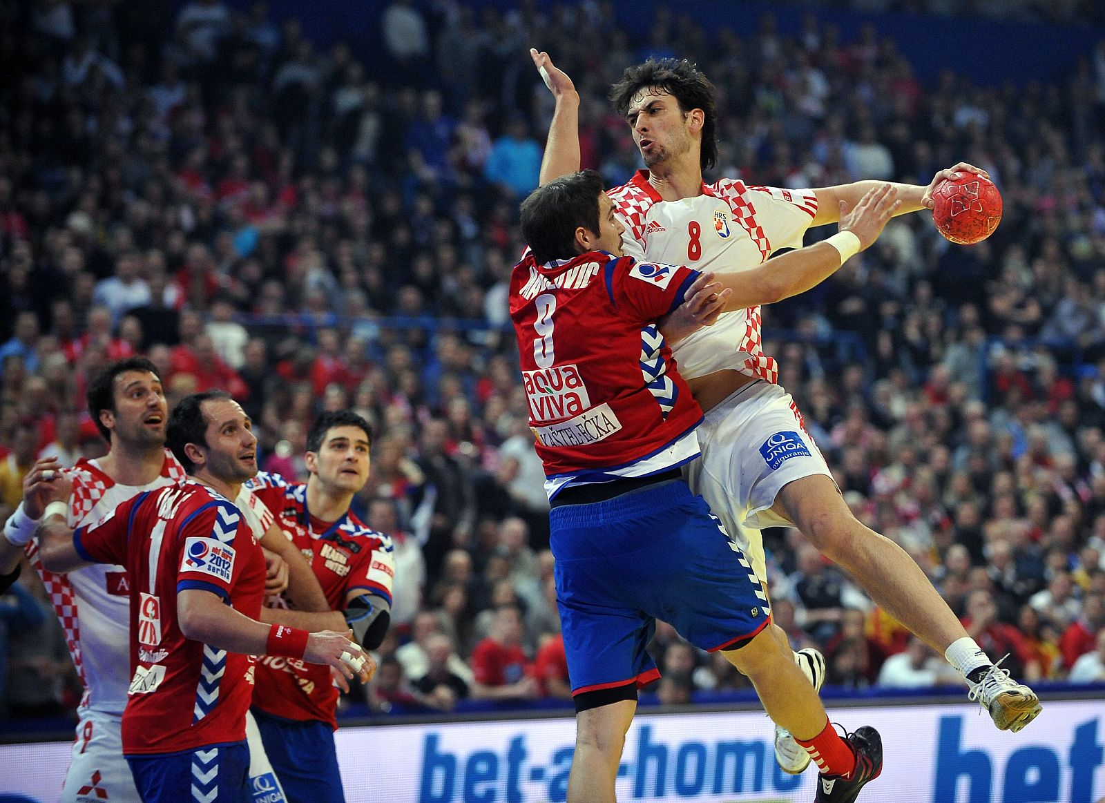 El croata, Marko Kopljar, ante el serbio Ivan Stankovic durante la semifinal correspondiente al Europeo de balonmano