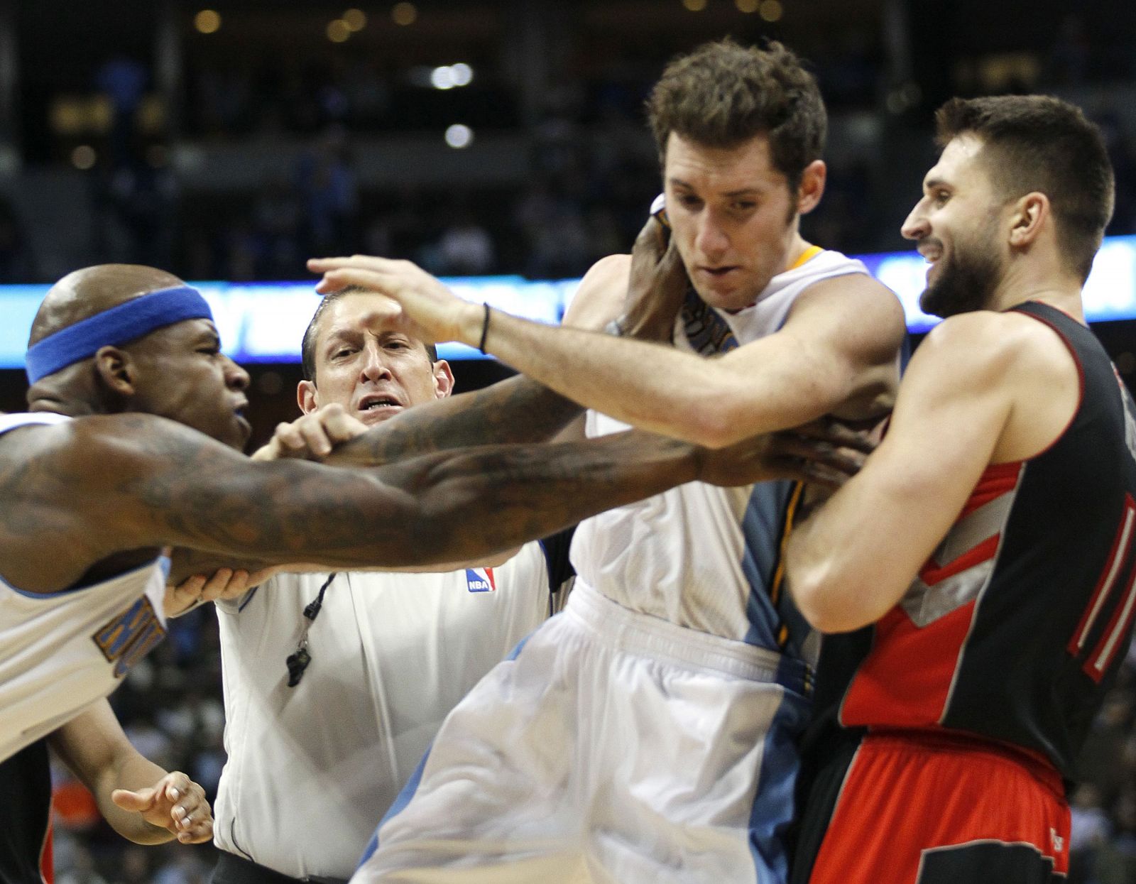 Rudy Fernández, en un momento del partido con su compañero Al Harrington y Linas Kleiza, de los Raptors