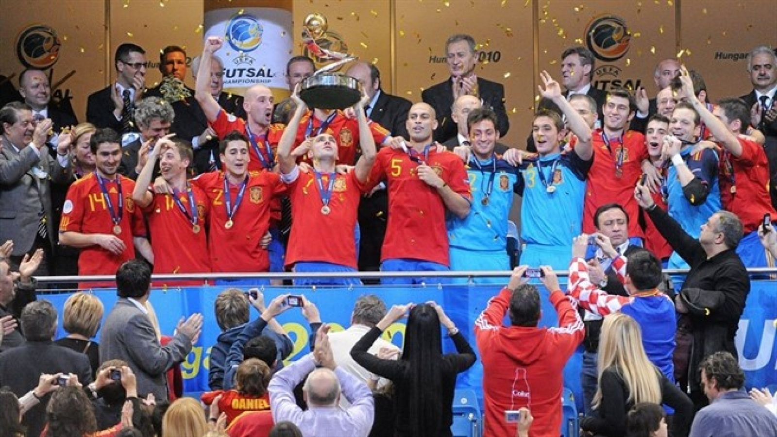 La selección española levanta el título de campeona de Europa del pasado torneo