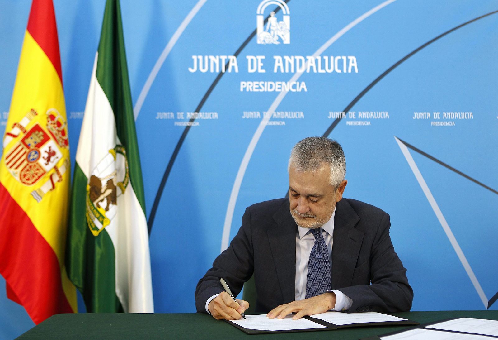 El presidente de la Junta de Andalucía, José Antonio Griñán firma la convocatoria de las elecciones andaluzas.