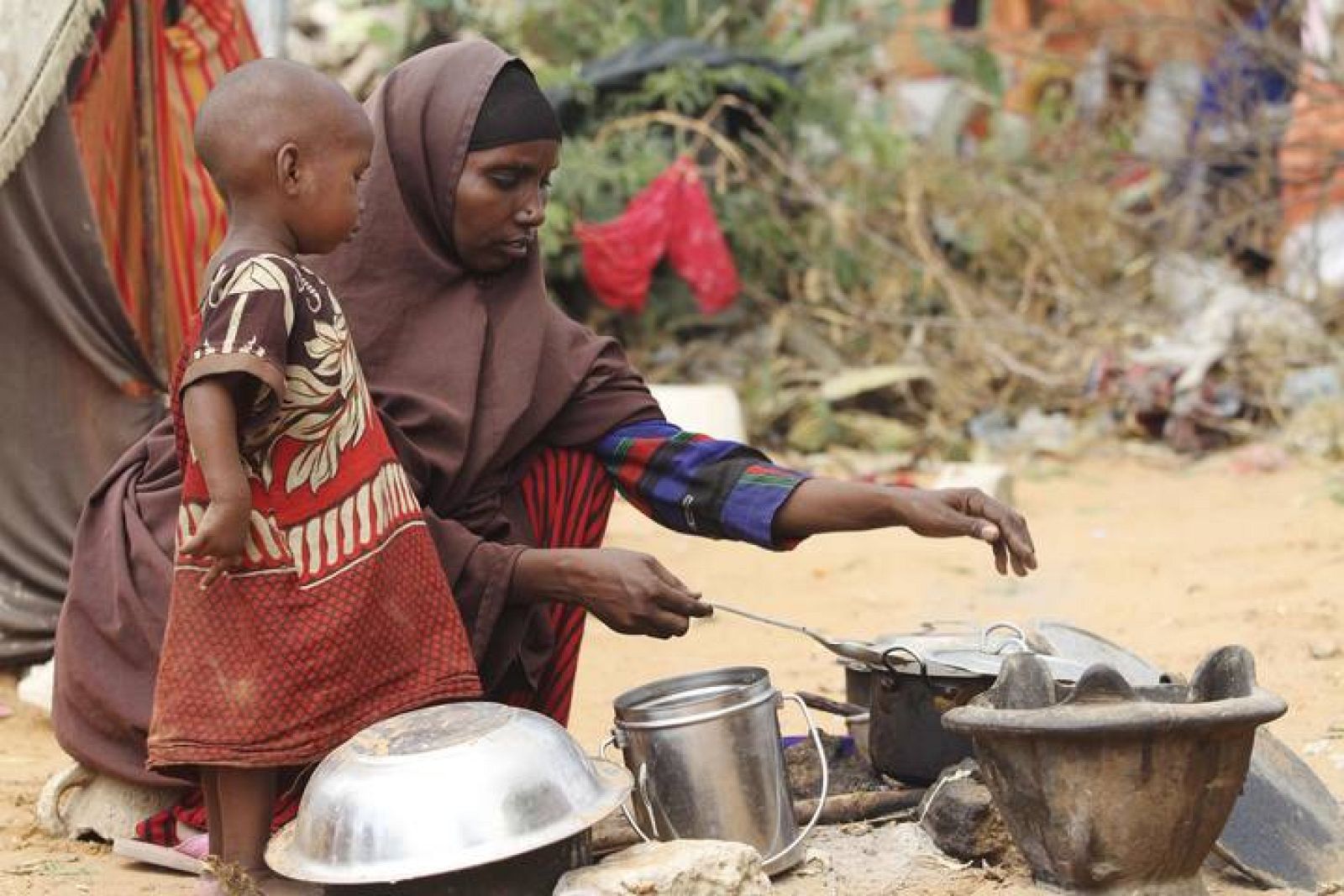 Una familia somalí en un campamento de refugiados al sur de Somalia. 