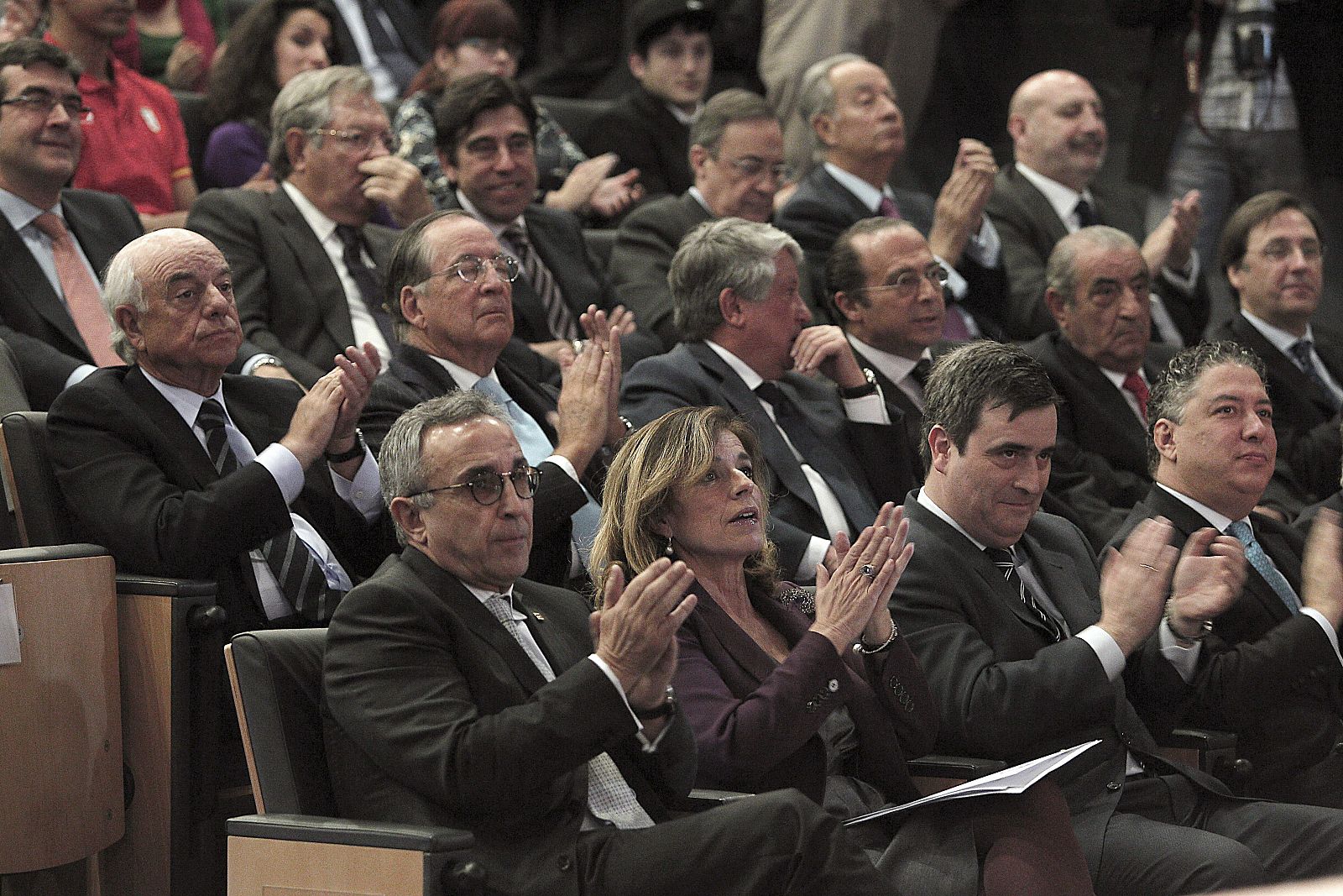 Alejandro Blanco, presidente del COE y de la candidatura de Madrid 2020, junto a alcaldesa de Madrid, Ana Botella, y al secretario de Estado para el Deporte, Miguel Cardenal (2d, abajo). Detrás, patrocinadores de la candidatura Madrid 2020.