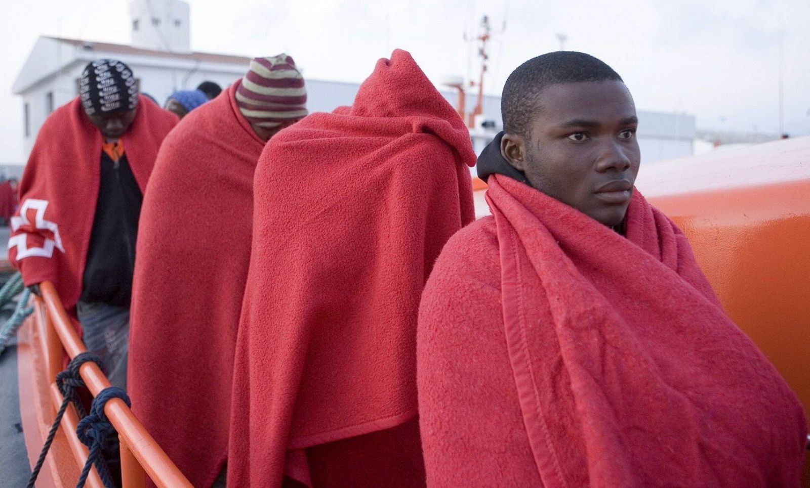 Inmigrantes, que viajaban en patera, llegan a las costas españolas.