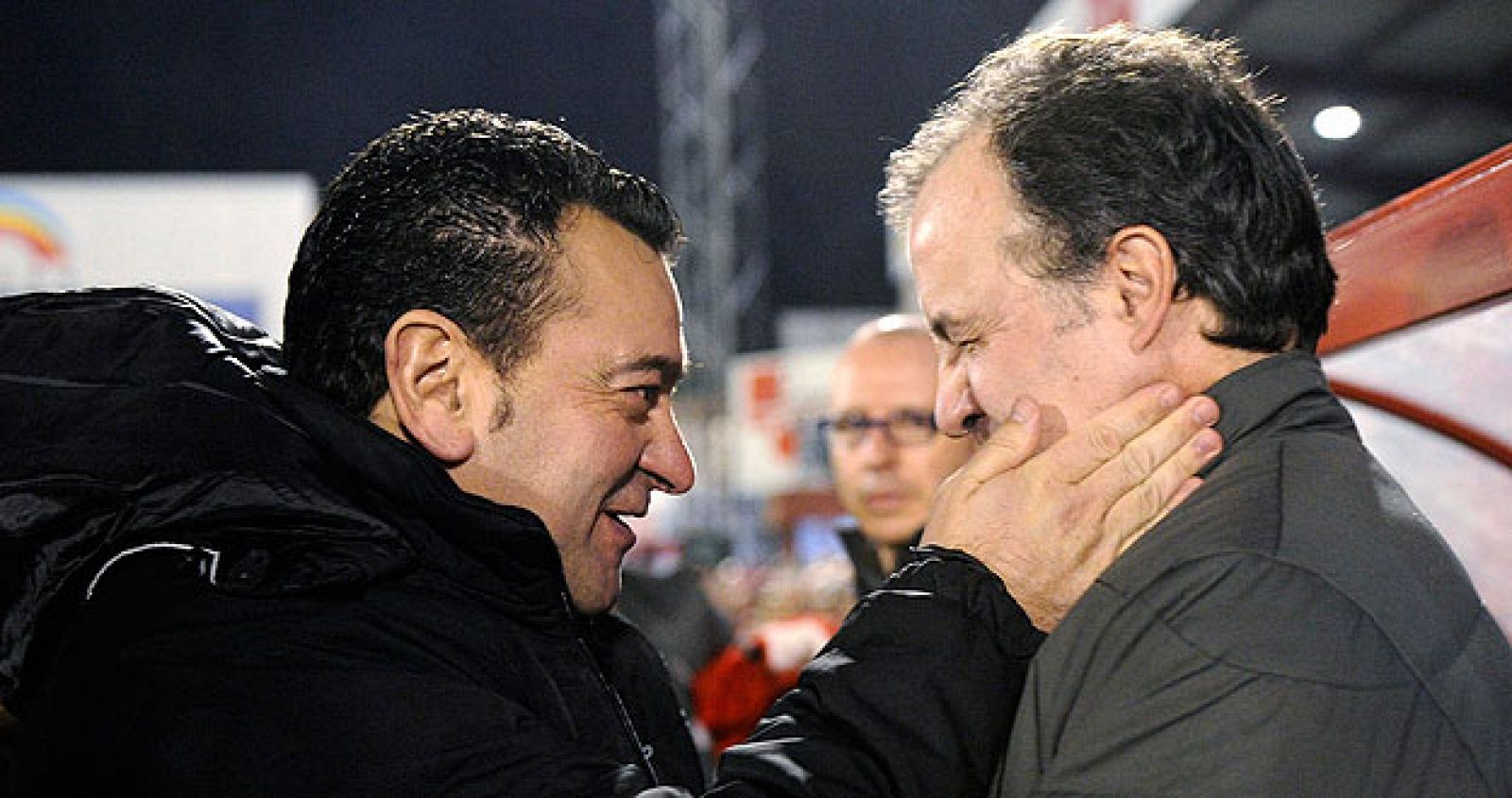 El entrenador del Mirandés, Carlos Pouso, saluda al del Atlethic Club de Bilbao, Marcelo Bielsa