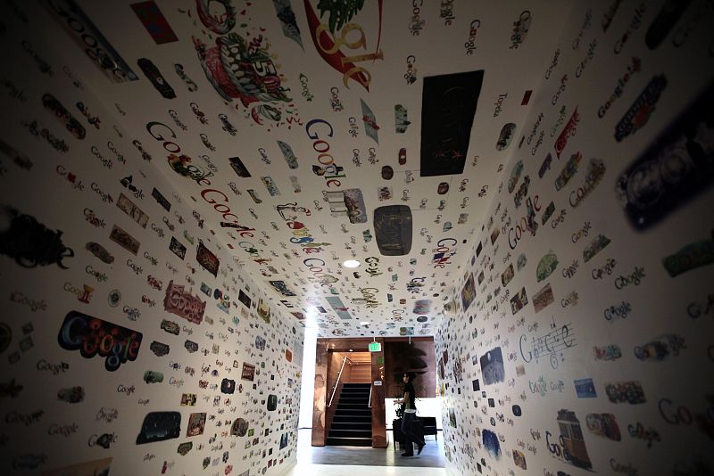 Un túnel con los logos de Google en el Campus de la compañía en Los Ángeles