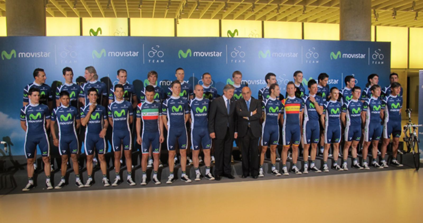 Foto de familia de la plantilla del equipo ciclista Movistar Team durante su presentación oficial.