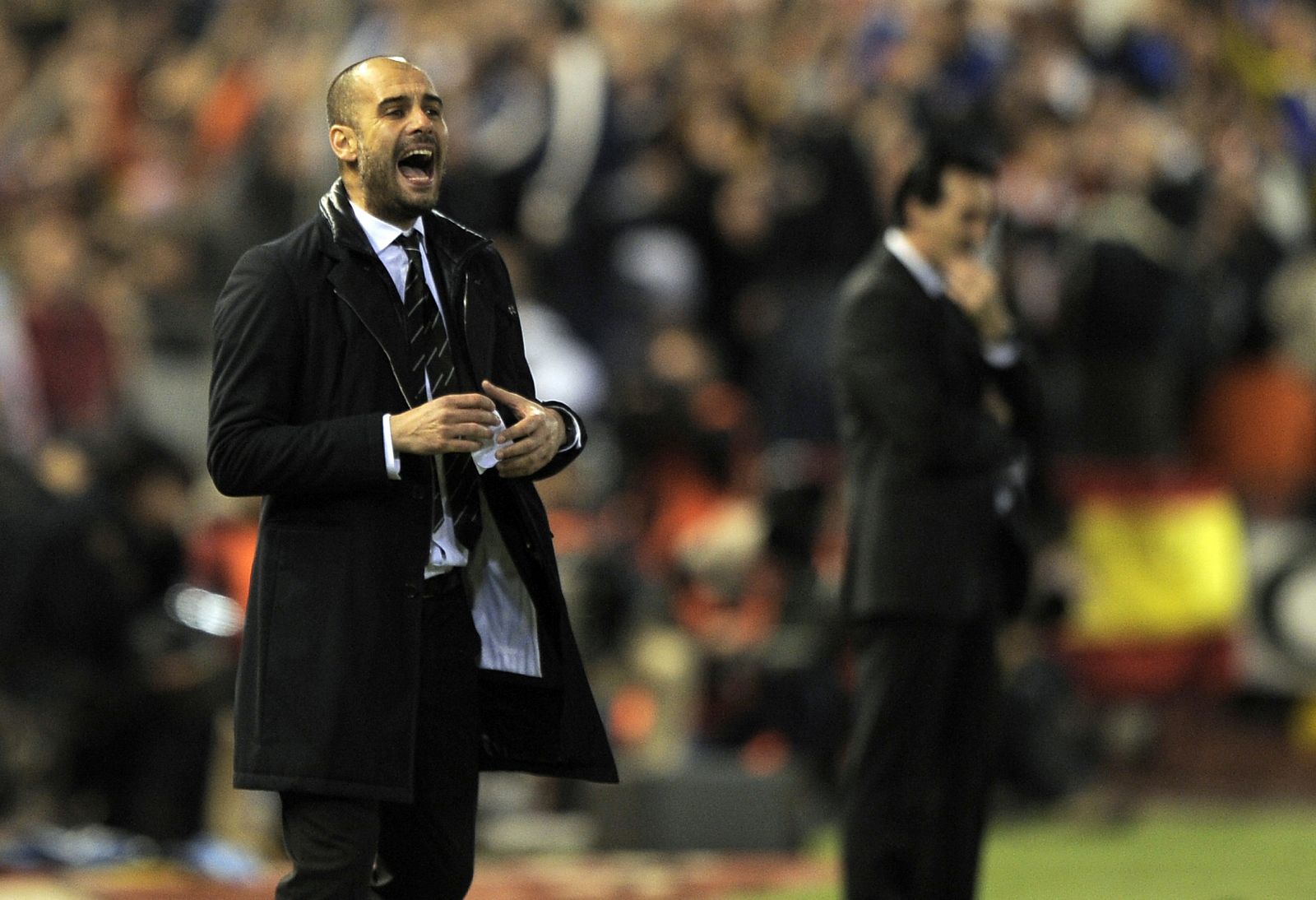 Pep Guardiola, en primer plano, da instrucciones a sus jugadores, con Emery al fondo