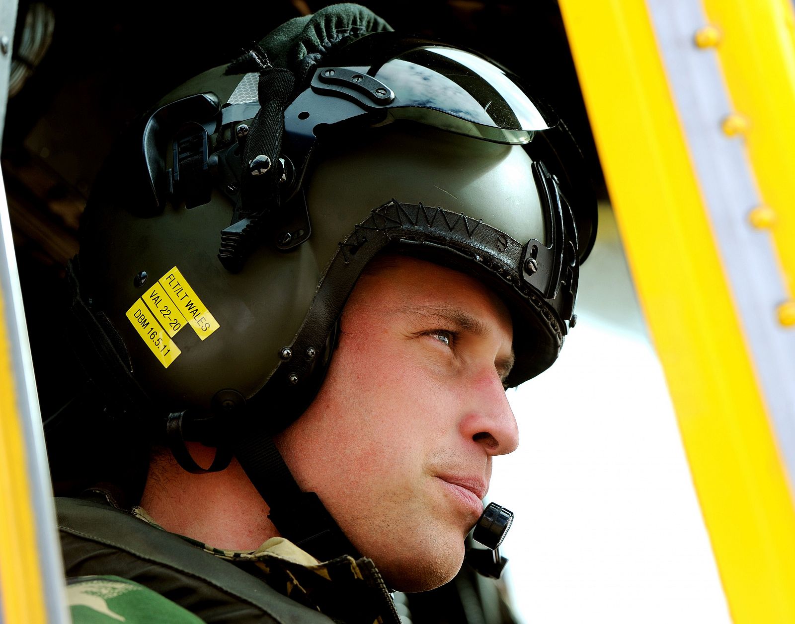 Imagen de archivo del príncipe Guillermo en los mandos de un helicóptero durante un ejercicio militar.