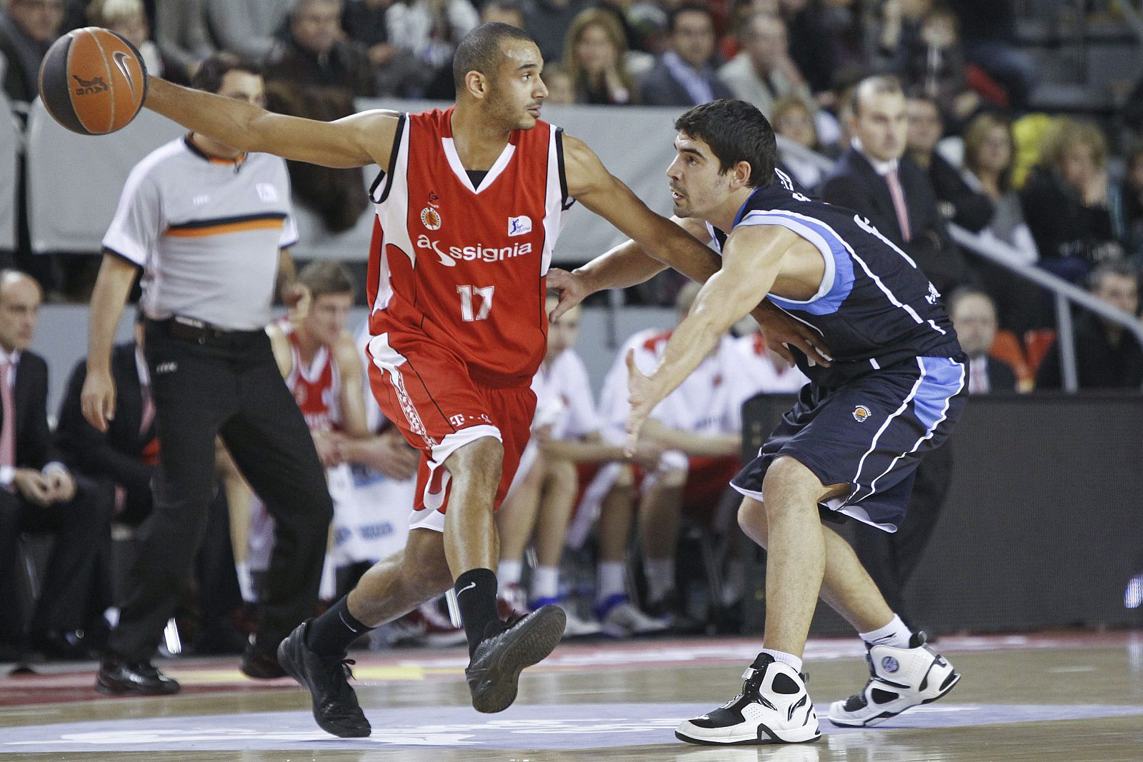 Adam Hanga (i) bota el balón ante el escolta del Baloncesto Fuenlabrada Saúl Blanco