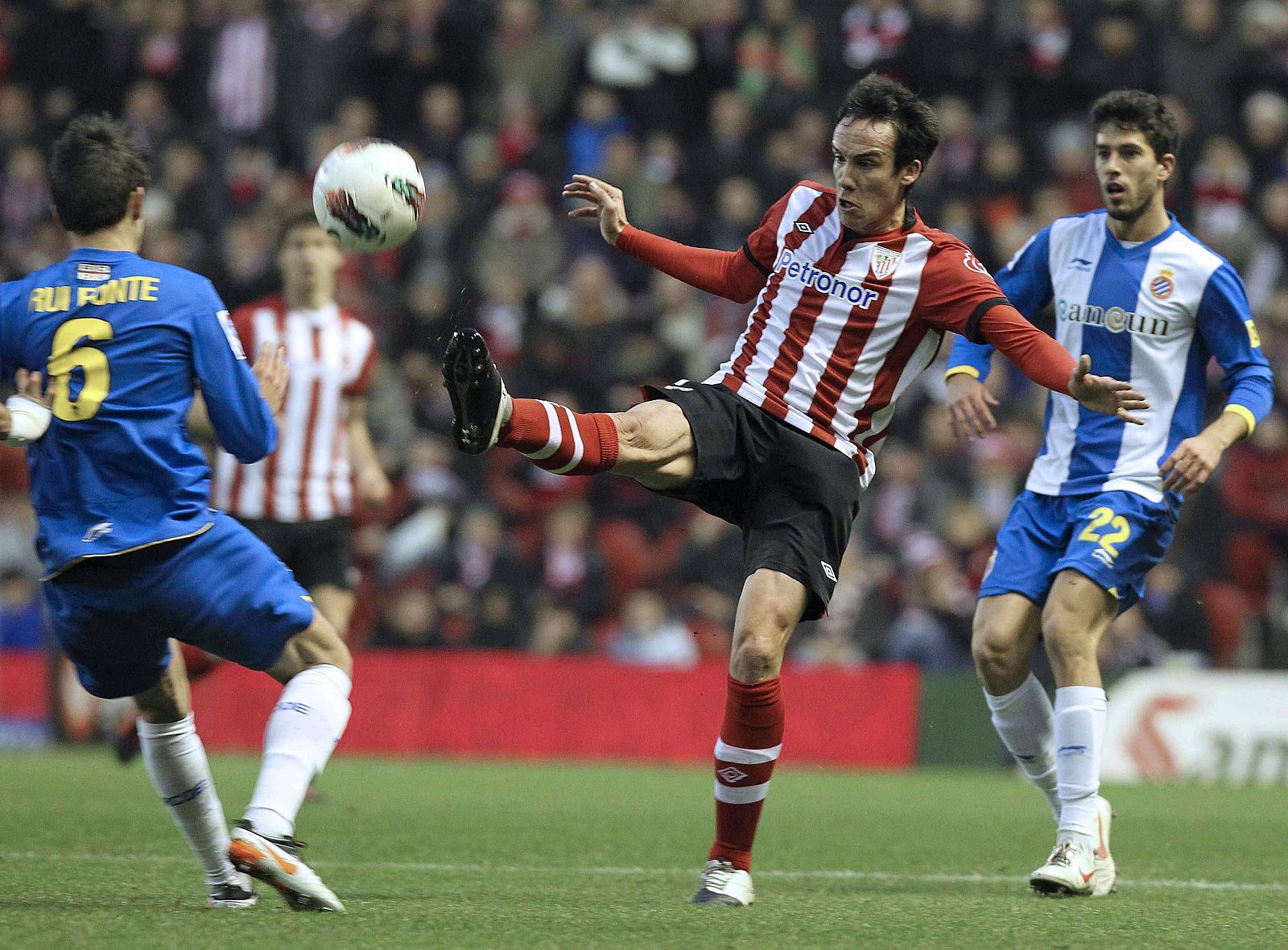 David López (c) disputa un balón con el delantero portugués del RCD Espanyol Rui Fonte