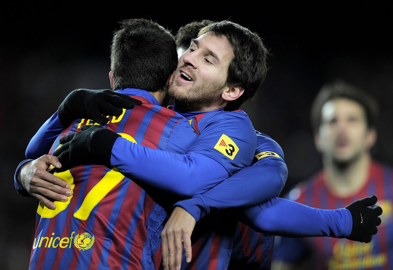 Messi celebra el primer gol con el canterano Tello