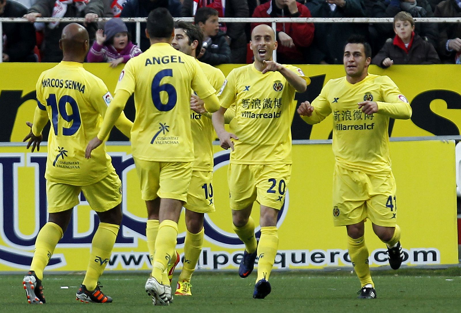 El centrocampista del Villarreal CF Borja Valero celebra su gol, el primero de su equipo, junto a sus compañeros Marcos Senna, Ángel López, Rubén Gracia 'Cani' y Jose Luis Moreno 'Joselu'.