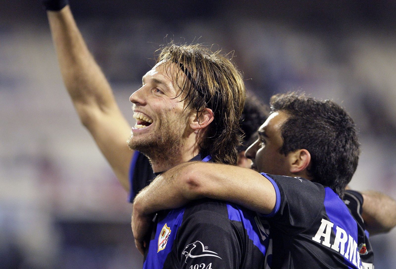 El centrocampista del Rayo Vallecano Miguel Pérez "Michu" (i) celebra su gol