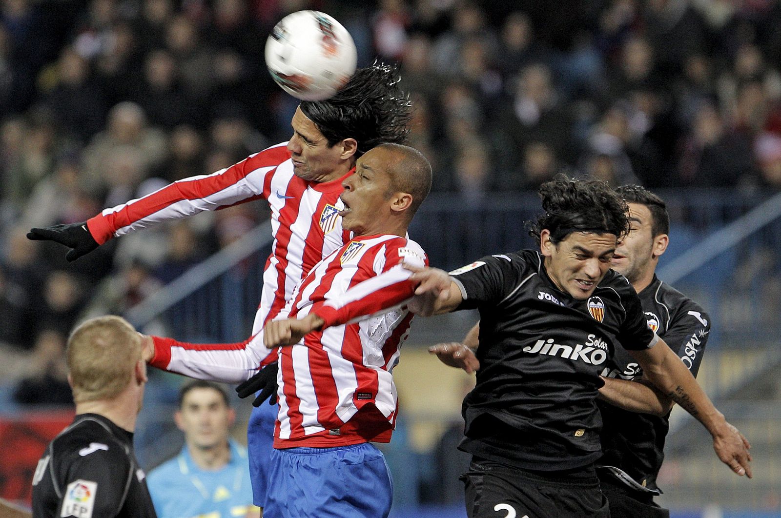 Los jugadores del Atlético de Madrid Radamel Falcao y João Miranda pelean por un balón aéreo con los jugadores del Valencia CF Alberto "Tino" Costa y Adil Rami.