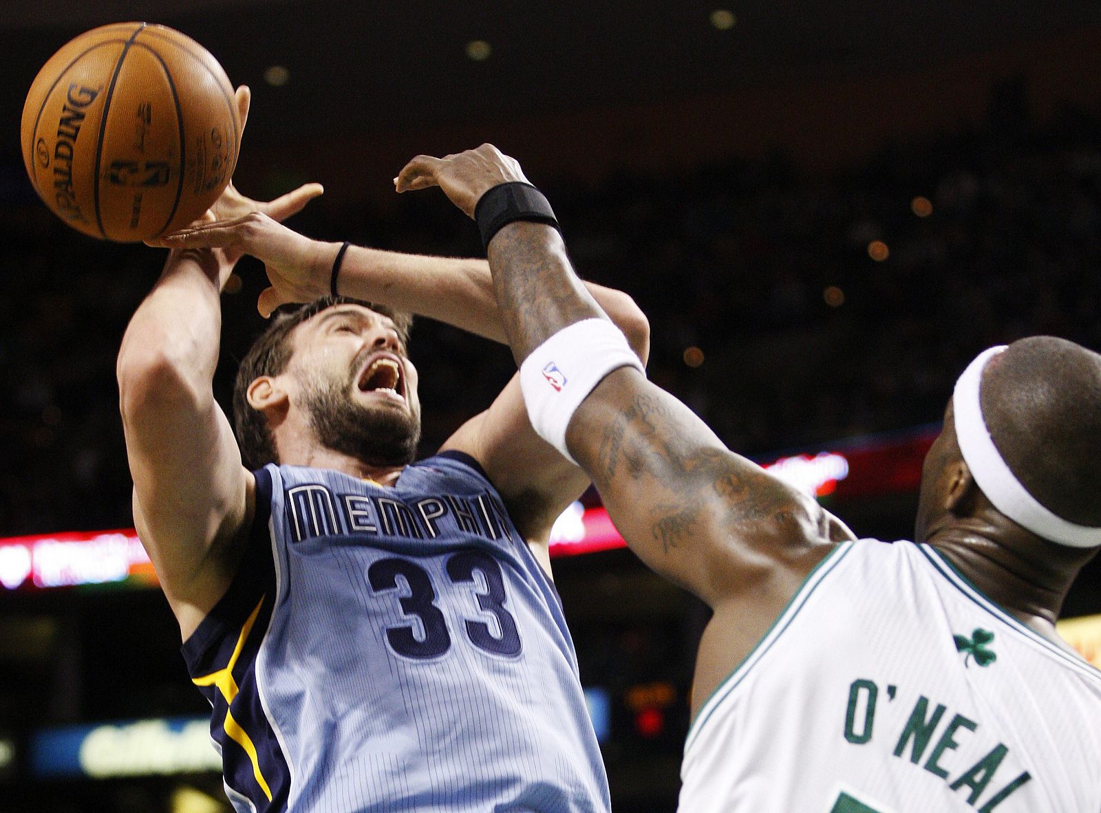 El jugador español de los Grizzlies de Memphis Marc Gasol (i) lanza hacia la cesta ante Jermaine O'Neal (d) de los Celtics