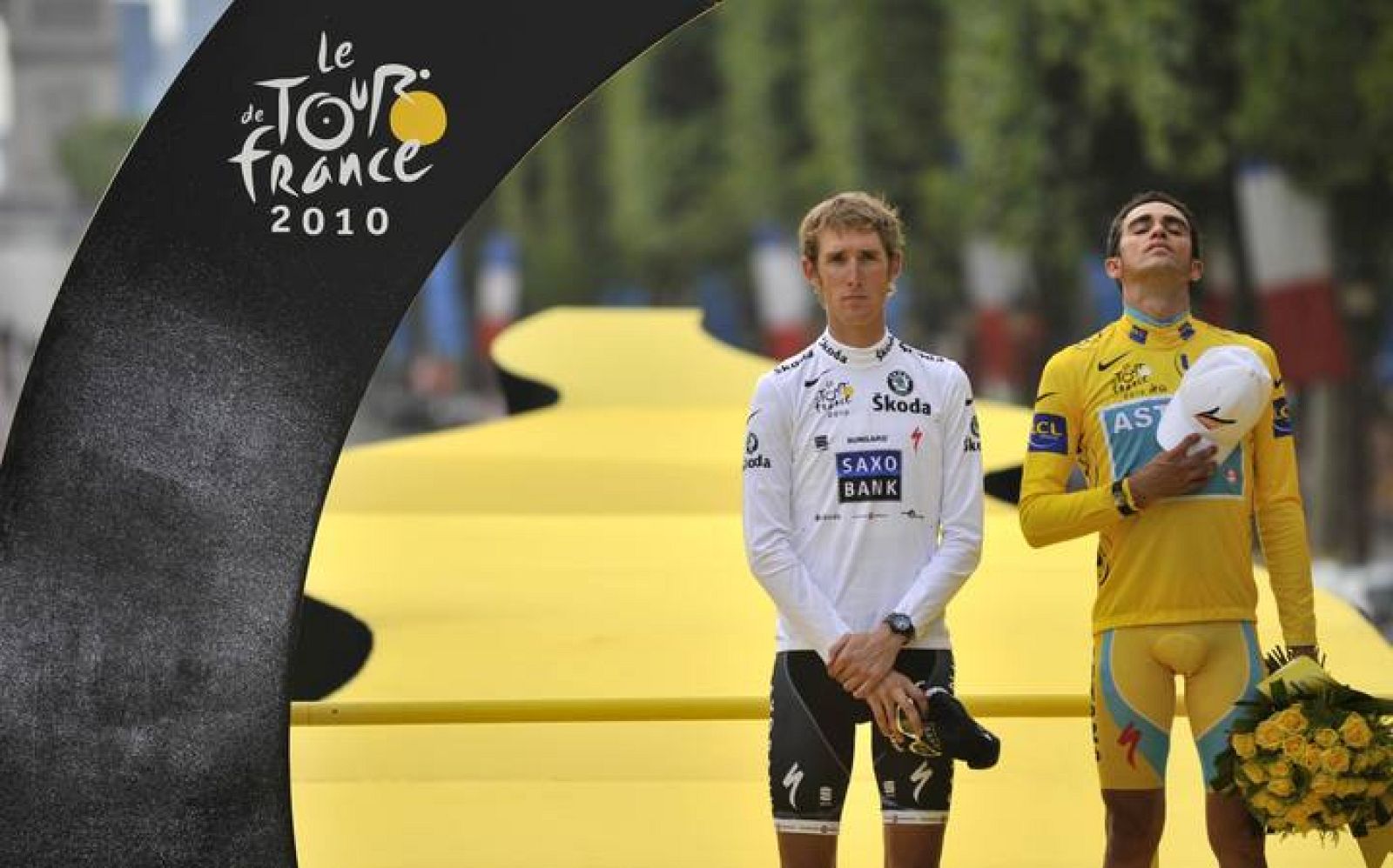 Alberto Contador, en el podio de París en el Tour de Francia 2010 junto junto a Andy Schleck (L).