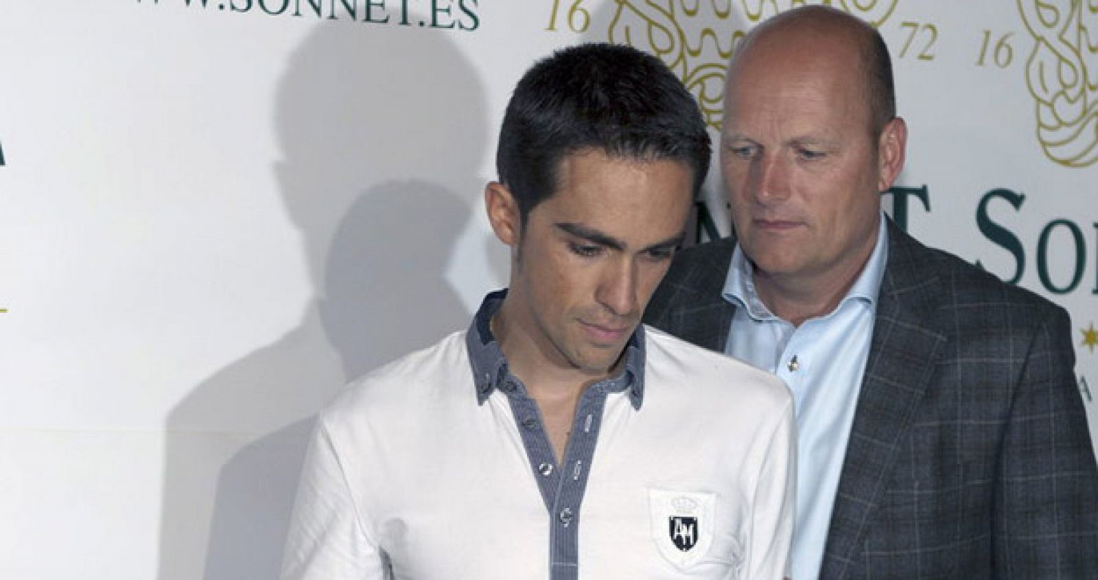 Alberto Contador, en una imagen de archivo, apoyado por el director de su equipo Bjarne Riis.