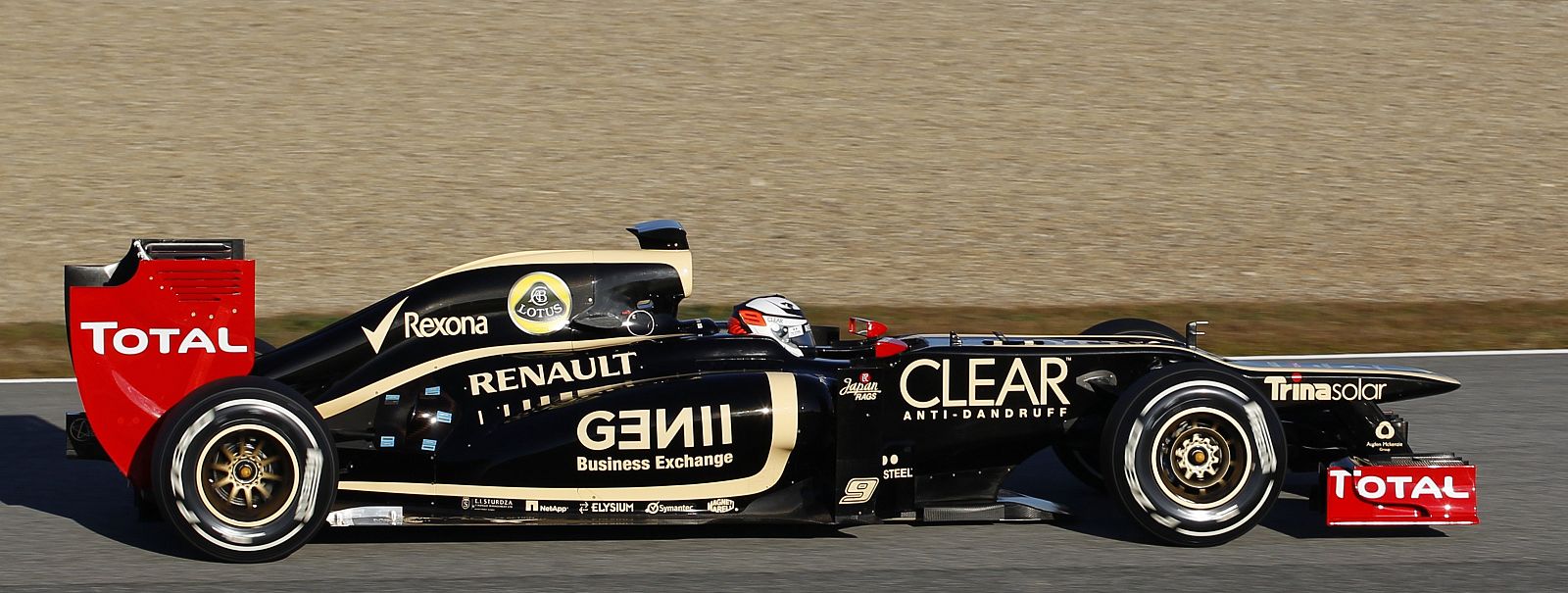 El piloto de Fórmula Uno Kimi Raikkonen, al volante de su Lotus.