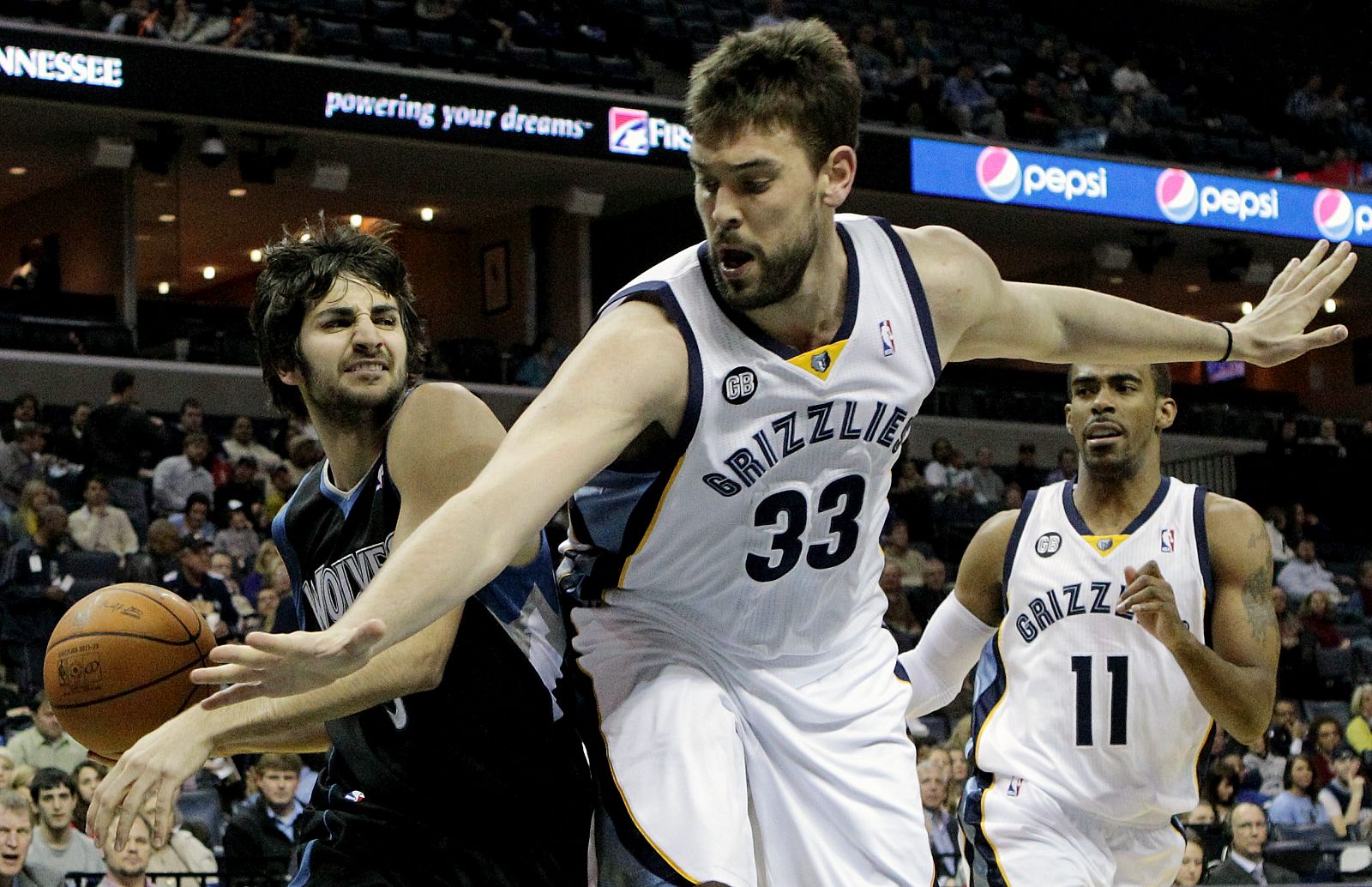 El jugador de los Timberwolves, Ricky Rubio (i), disputa el balón con Marc Gasol (d) de los Grizzlies.