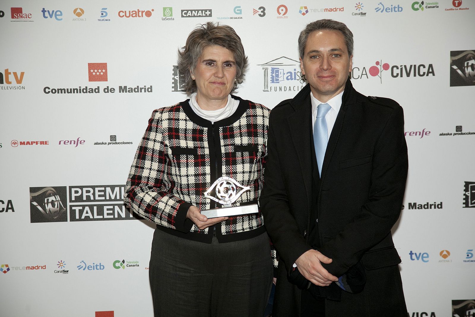 Paloma del Río posa con el premio Talento de la Academia de Televisión, junto al presentador de informativos Vicente Vallés.