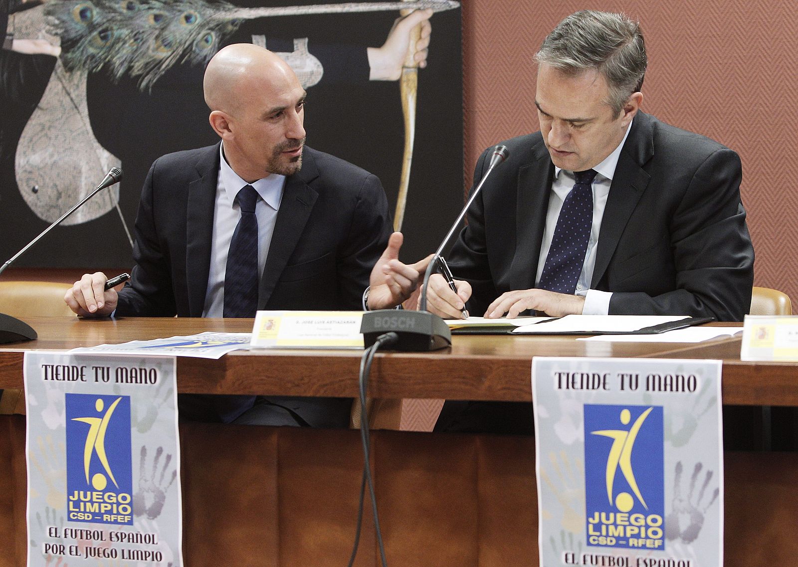 José Luis Astiazarán (d), presidente de la LFP; Luis Rubiales, presidente de la AFE, firmando el "Acuerdo nacional para la implantación del juego limpio en el fútbol español".